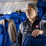 Murat Yakin a répondu aux questions des médias dans l'avion reliant Zurich à Salt Lake City. KEYSTONE/JEAN-CHRISTOPHE BOTT